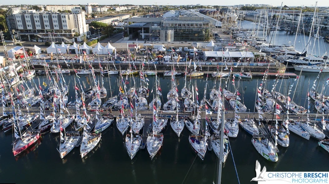 Voiliers Mini réunis au port, avec les visiteurs sur les pontons